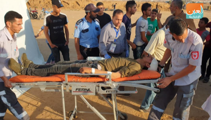 نقل أحد المصابين في مسيرة جمعة انتفاضة الأقصى