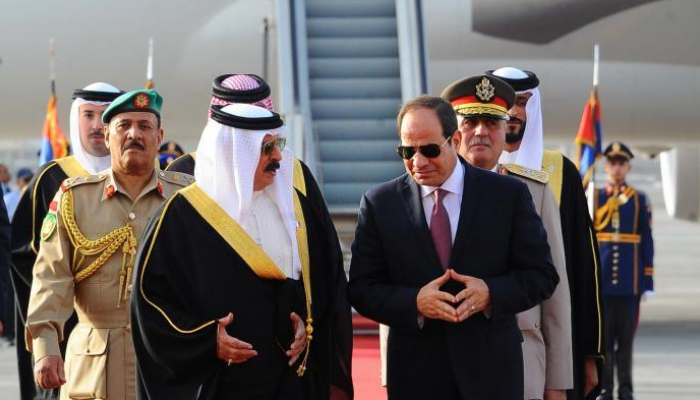 الرئيس المصري وملك البحرين خلال لقاء سابق
