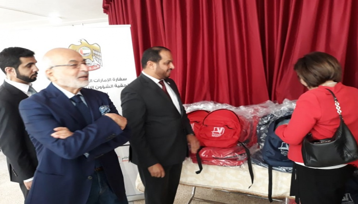 جانب من توزيع الحقائب المدرسية ضمن المشروع الإماراتي