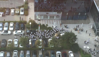هروب التلاميذ من إحدى المدارس نتيجة زلزال ضرب إسطنبول