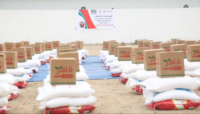 الإمارات تقدم 80 طنا من المساعدات الغذائية لأهالي