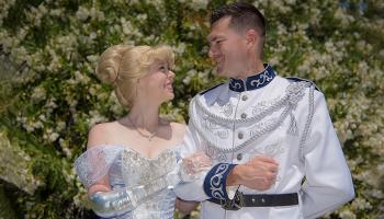 بورسلي مع زوجها الذي يرتدي ملابس فارس الأحلام في جلسة التصوير