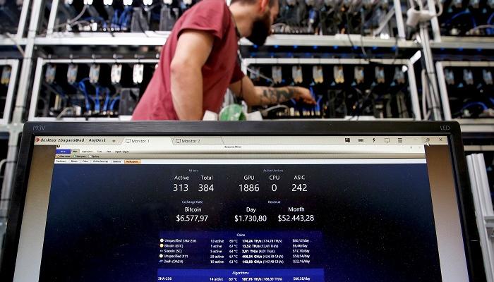 شاشة تعرض تقلبات أسعار صرف بيتكوين