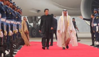 ولي عهد أبوظبي يصل لإسلام آباد