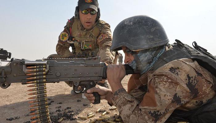 ضابط بقوات حلف الأطلسي يدرب جنديا عراقيا - أرشيفية