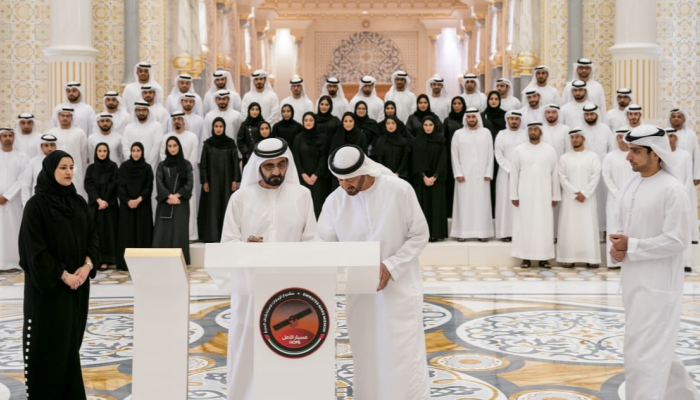 الشيخ محمد بن راشد والشيخ محمد بن زايد يوقعان على قطعة المسبار الأخيرة