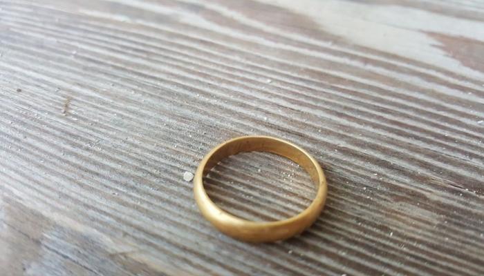 إيطالية تعثر على خاتم زواجها بعد 37 عاما من فقدانه
