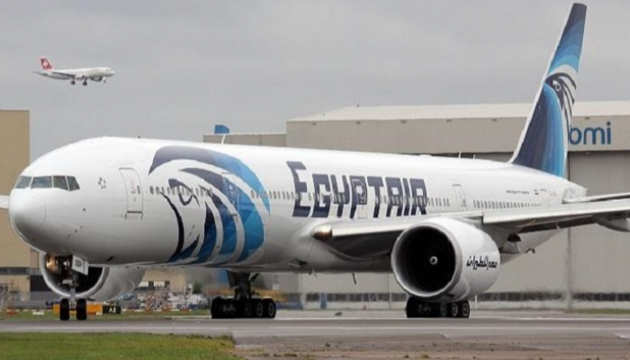 إحدى طائرات مصر للطيران قبل إقلاعها في رحلة خارجية - أرشيفية