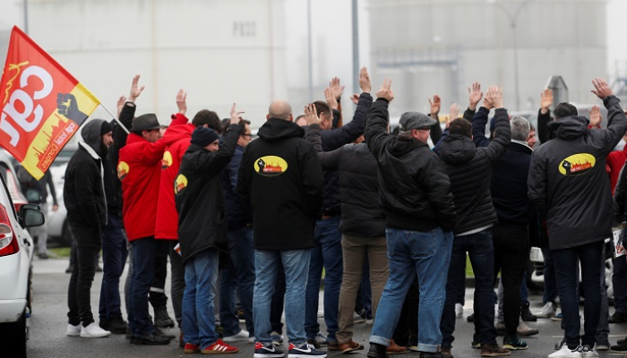 عمال شركة النفط الفرنسية توتال يتجمعون أمام مصفاة النفط في دونجس - رويترز