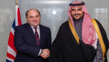 الأمير خالد بن سلمان وبن والاس خلال اللقاء