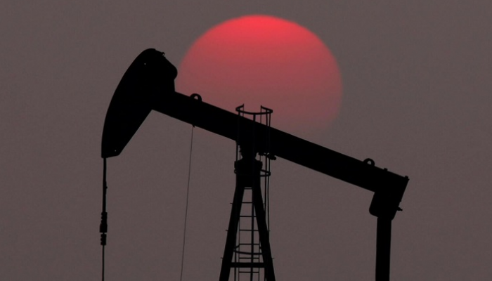 النفط يتراجع 1.5% وسط إعادة تقييم لمخاطر تعطيلات الشرق الأوسط