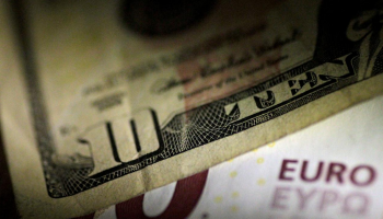 الدولار يتمسك بمعظم مكاسبه التي حققها مقابل العملات الرئيسية
