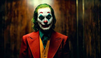 مشهد من فيلم "الجوكر" للممثل خواكين فينيكس