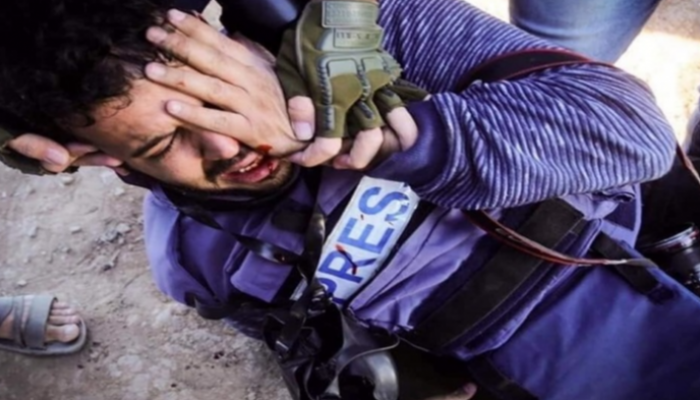 لحظة استهداف قناصة إسرائيل الصحفي عطية درويش - أرشيفية