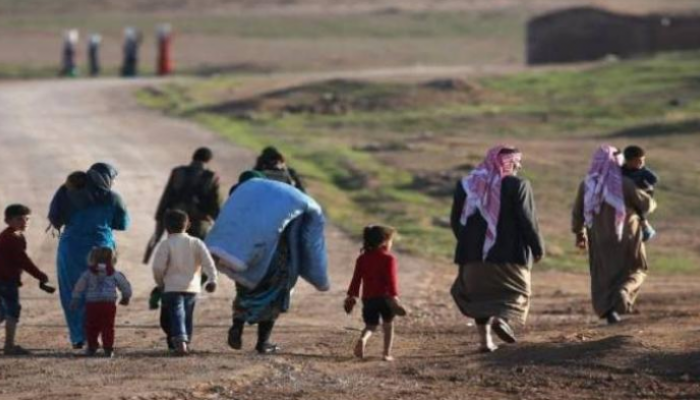 سوريون يفرون من المعارك شمالي البلاد - أ ف ب