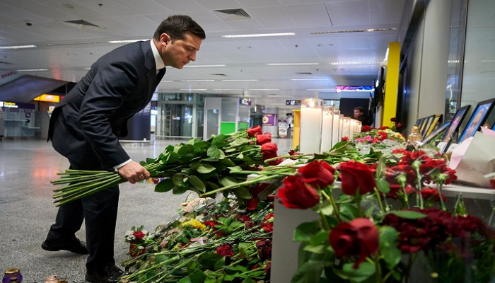 الرئيس الأوكراني يضع أكاليل الزهور على ضحايا ركاب الطائرة