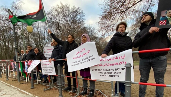 جانب من احتجاجات الليبيين أمام السفارة التركية في برلين