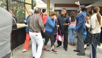 ذوي الضحايا في حالة صدمة أمام المدرسة