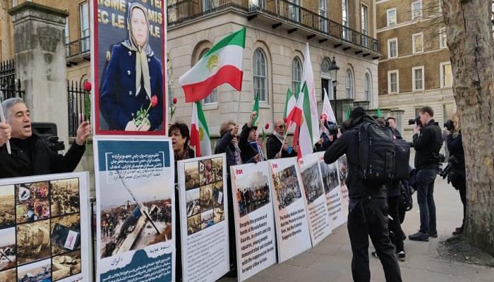 جانب من مظاهرة الإيرانيين في بريطانيا 