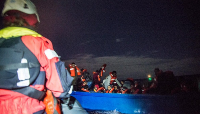 من جهود إنقاذ المهاجرين بعد غرق زورق يقلهم