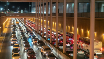 طوابير سيارات تغادر موقع معرض لاس فيجاس للإلكترونيات