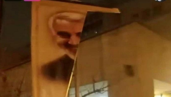 متظاهرون إيرانيون مزقوا صور سليماني وطالبوا بتفكيك الحرس الثوري