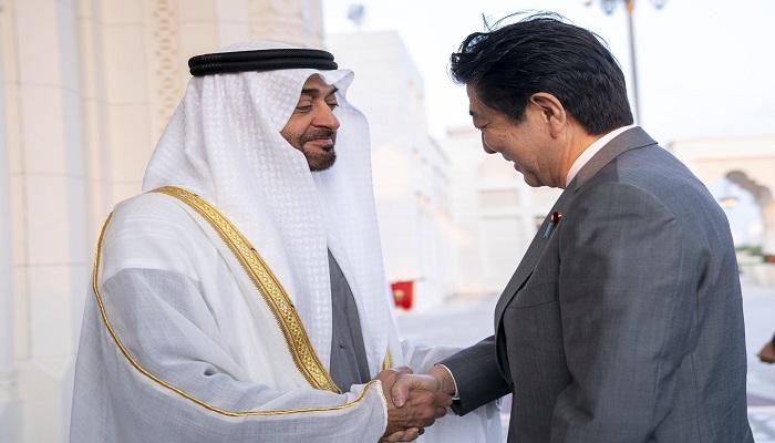 الشيخ محمد بن زايد آل نهيان خلال لقاء رئيس وزراء اليابان