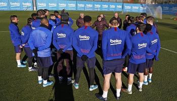 إرنستو فالفيردي مع لاعبي برشلونة