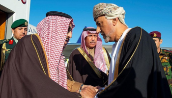 العاهل السعودي لدى وصوله مطار مسقط الدولي