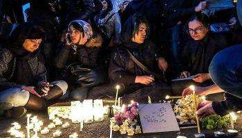 طلاب إيرانيون يكرمون ضحايا الطائرة الأوكرانية المنكوبة