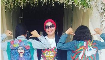الطبيبة نانسي تعرض جانب من أعمالها الفنية على الملابس