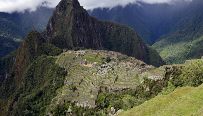قلعة ماتشو بيتشو في جبال الأنديز البيروفية