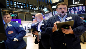 متعاملون أثناء التداول في بورصة نيويورك - رويترز