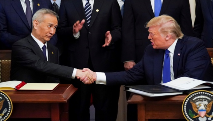جانب من توقيع اتفاق التجارة بين واشنطن وبكين