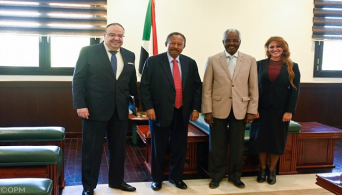 جانب من لقاء رئيس الوزراء السوداني وسفير مصر