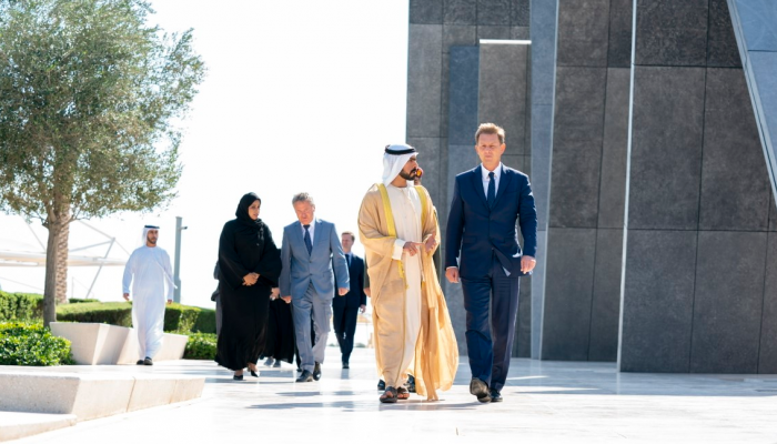وزير خارجية سلوفينيا وضع إكليلا من الزهور أمام نصب الشهيد