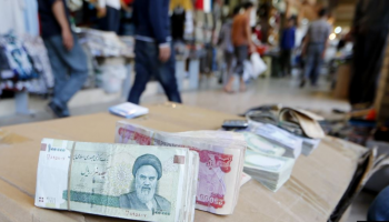 عملات إيرانية تباع في أحد شوارع طهران- أرشيفية