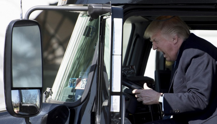 ترامب يقوم بتجربة إحدى الشاحنات الأمريكية