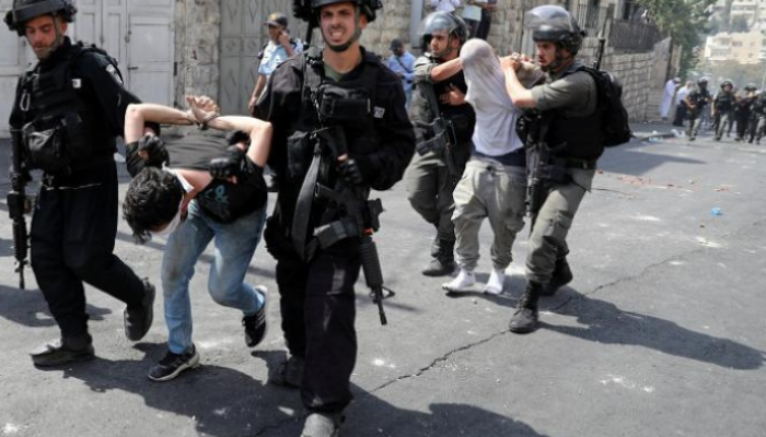 جيش الاحتلال الإسرائيلي يعتقل فلسطينيين- أرشيفية