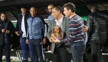 أيمن المزين مدرب طنطا وهديته لفايلر 