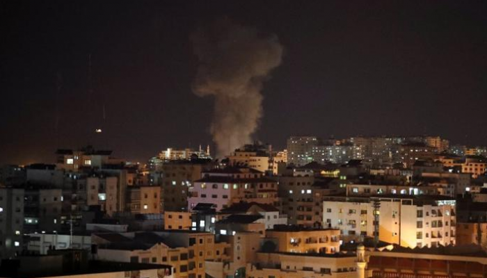 تصاعد الدخان جراء قصف إسرائيلي سابق في غزة