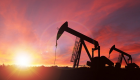 النفط يغلق مرتفعا 1% وبرميل برنت يسجل 64.6 دولار
