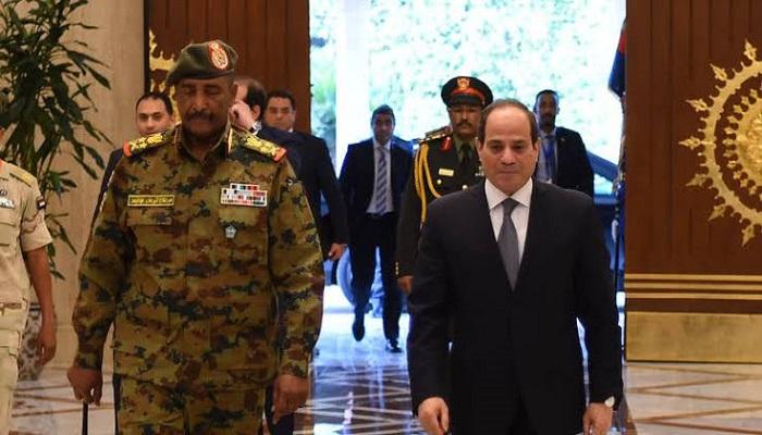 الرئيس المصري خلال لقاء سابق مع رئيس المجلس السيادي بالسودان