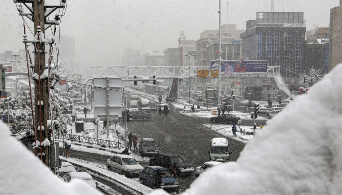 الثلوج أثرت على حركة السير في طهران