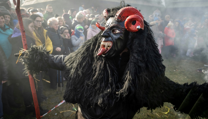 الشيطان والموت في احتفالات فولكلورية ببولندا