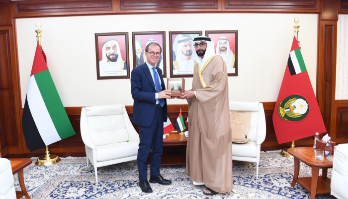 محمد بن أحمد البواردي مع السفير الإيطالي لدى الإمارات