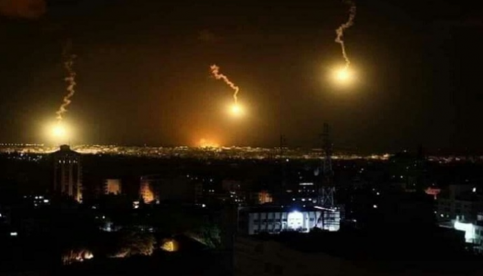 قنابل إنارة في سماء قطاع غزة 