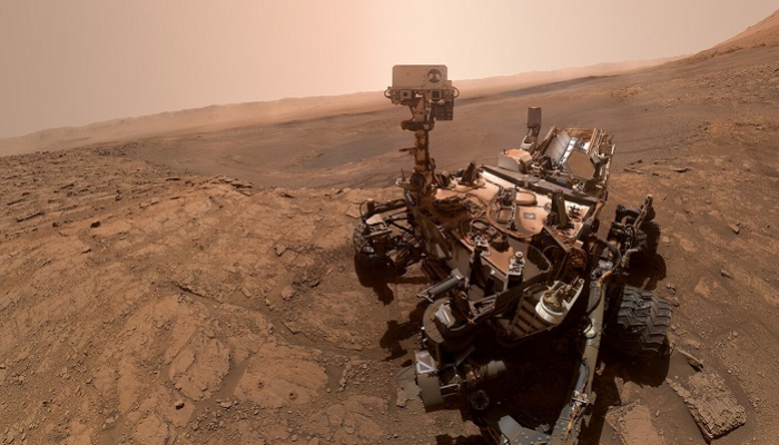 عربة ناسا "كيوريوسيتي روفر" المتجولة على سطح المريخ 