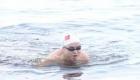 中国61岁冬泳达人在北冰洋海域挑战极限冰泳 游了44秒