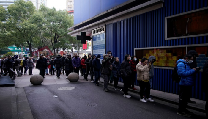 أشخاص يصطفون خارج صيدلية لشراء الأقنعة في شنغهاي
